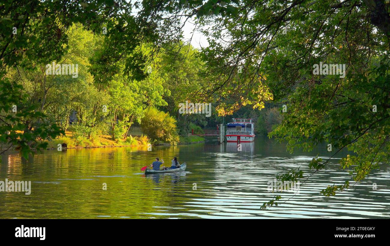 La Saale sulla Saale Promenade, Halle an der Saale, Sassonia, Germania Foto Stock