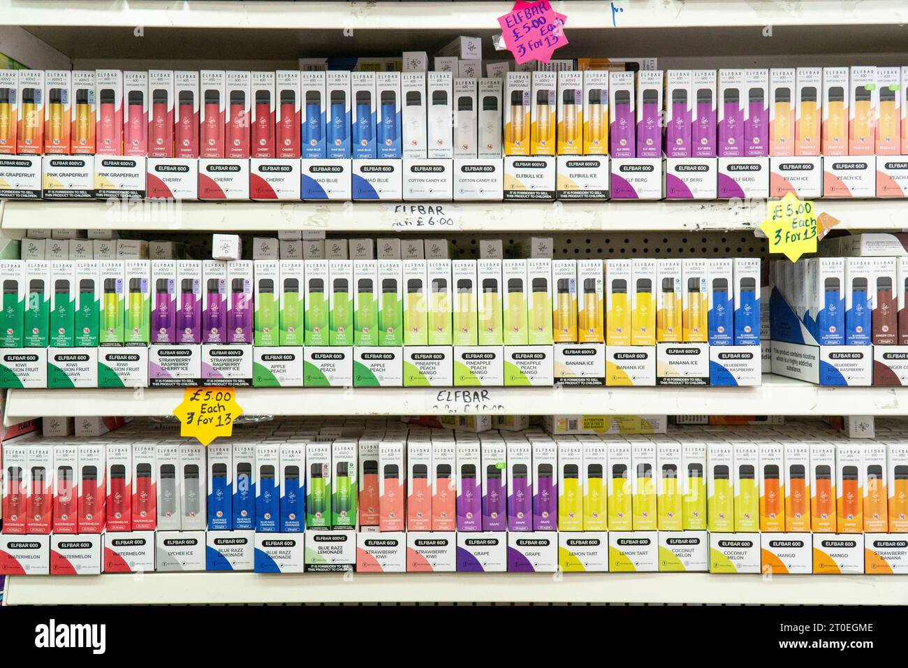 Londra, Regno Unito, 6 ottobre 2023: In un piccolo negozio indipendente su Clapham High Street. Vi è pressione per vietare i vapori usa e getta che spesso vengono venduti in aromi dolci per attirare gli utenti adolescenti e costituiscono anche un problema ambientale, in quanto non esiste un sistema di riciclaggio per loro. Anna Watson/Alamy Live News Foto Stock