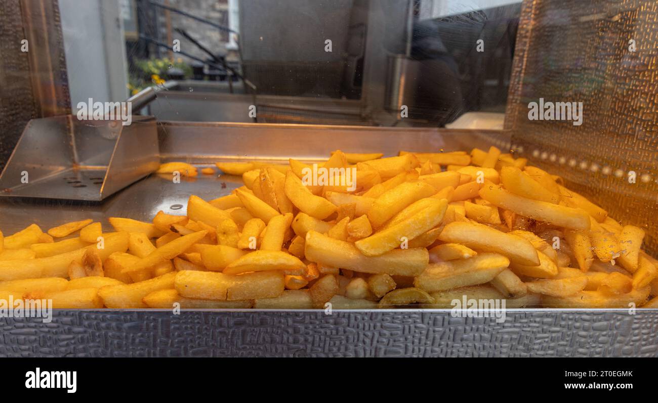 Patatine britanniche in vendita nel tradizionale negozio di fish and chip, Regno Unito Foto Stock