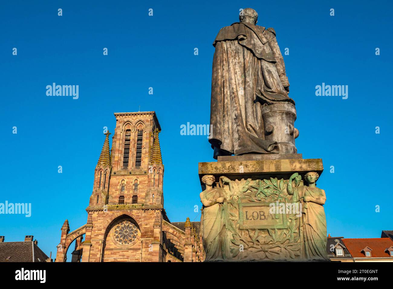 Monumento al Maresciallo Lobau e alla Chiesa dell'assunzione, eglise Notre-Dame de l'Assomption, Phalsbourg, Departement Moselle, Grand Est, Francia Foto Stock
