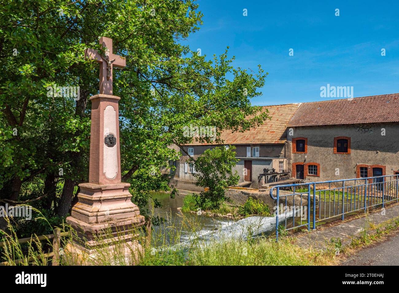 Vecchio mulino sulla Saar a Sarraltroff, dipartimento della Mosella, Grand Est, Francia Foto Stock