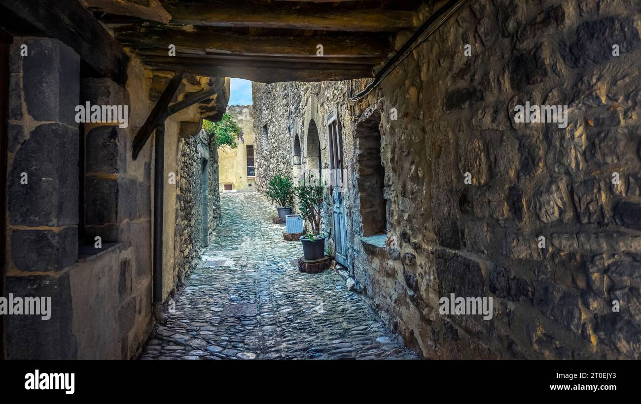 Passaggio a Lagrasse. Più beaux Villages de France. Foto Stock