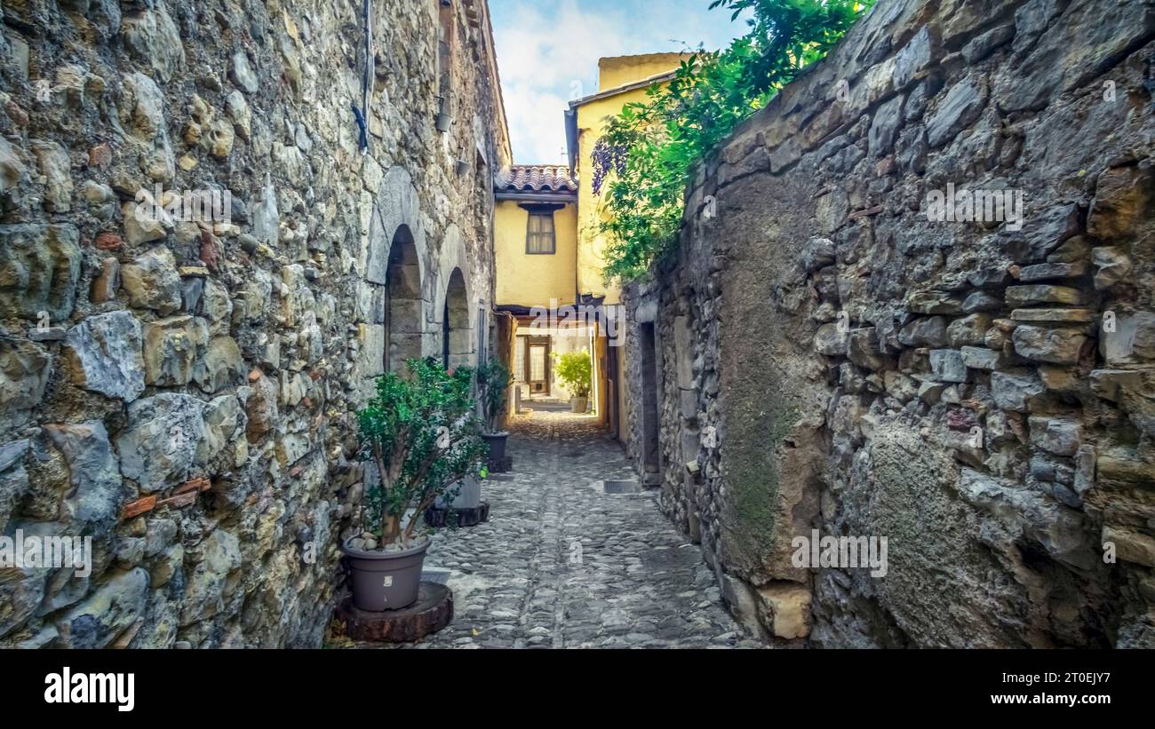 Passaggio a Lagrasse. Più beaux Villages de France. Foto Stock