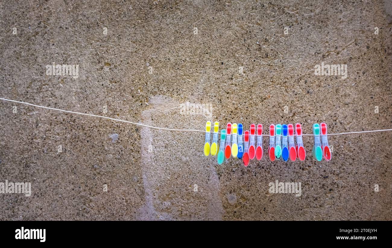 clothespins colorati di fronte alla parete grigia della casa a Lagrasse. Più beaux Villages de France. Foto Stock