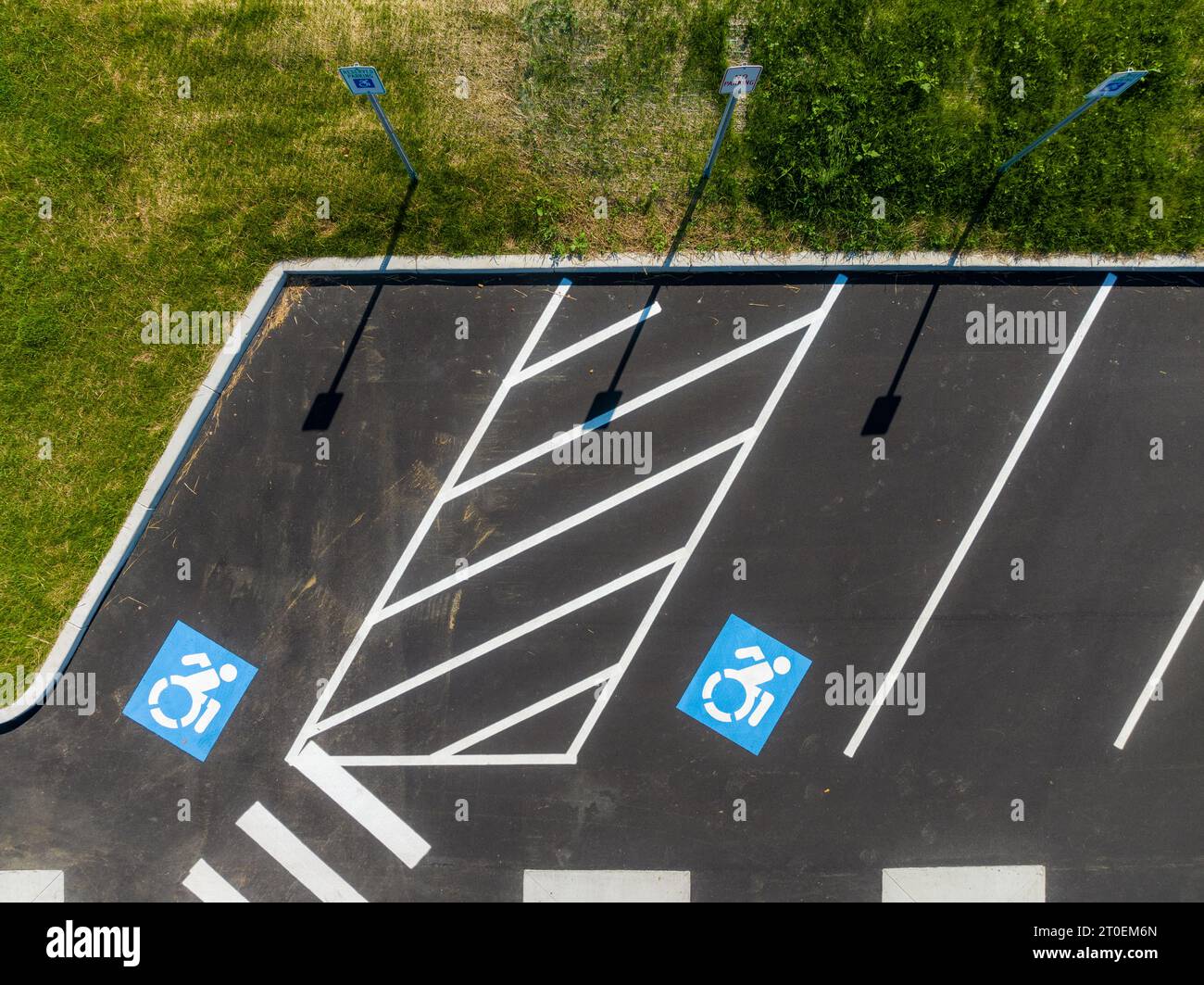 Immagine aerea che guarda dritto verso il basso su due posti per disabili, ADA, parcheggio. Foto Stock