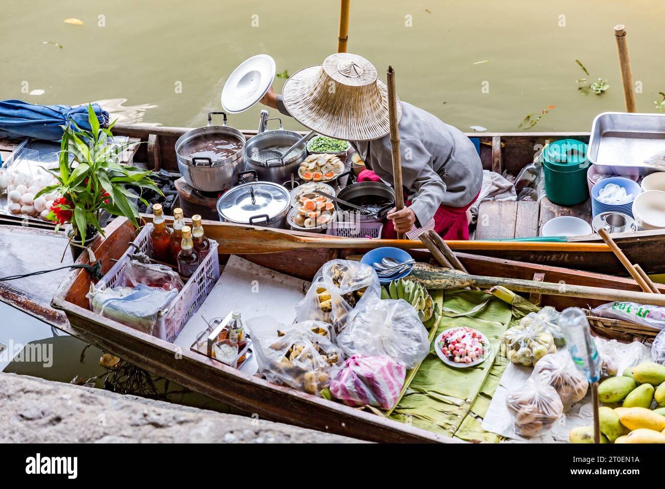 Venditore di cibo in barca, mercato galleggiante, mercato galleggiante Damnoen Saduak, Ratchaburi, Bangkok, Thailandia, Asia Foto Stock