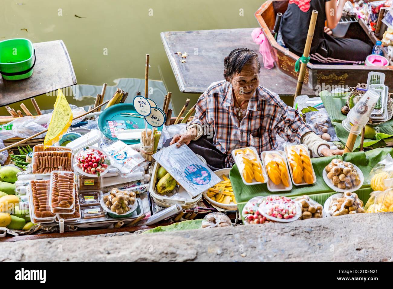 Venditore di cibo in barca, mercato galleggiante, mercato galleggiante Damnoen Saduak, Ratchaburi, Bangkok, Thailandia, Asia Foto Stock
