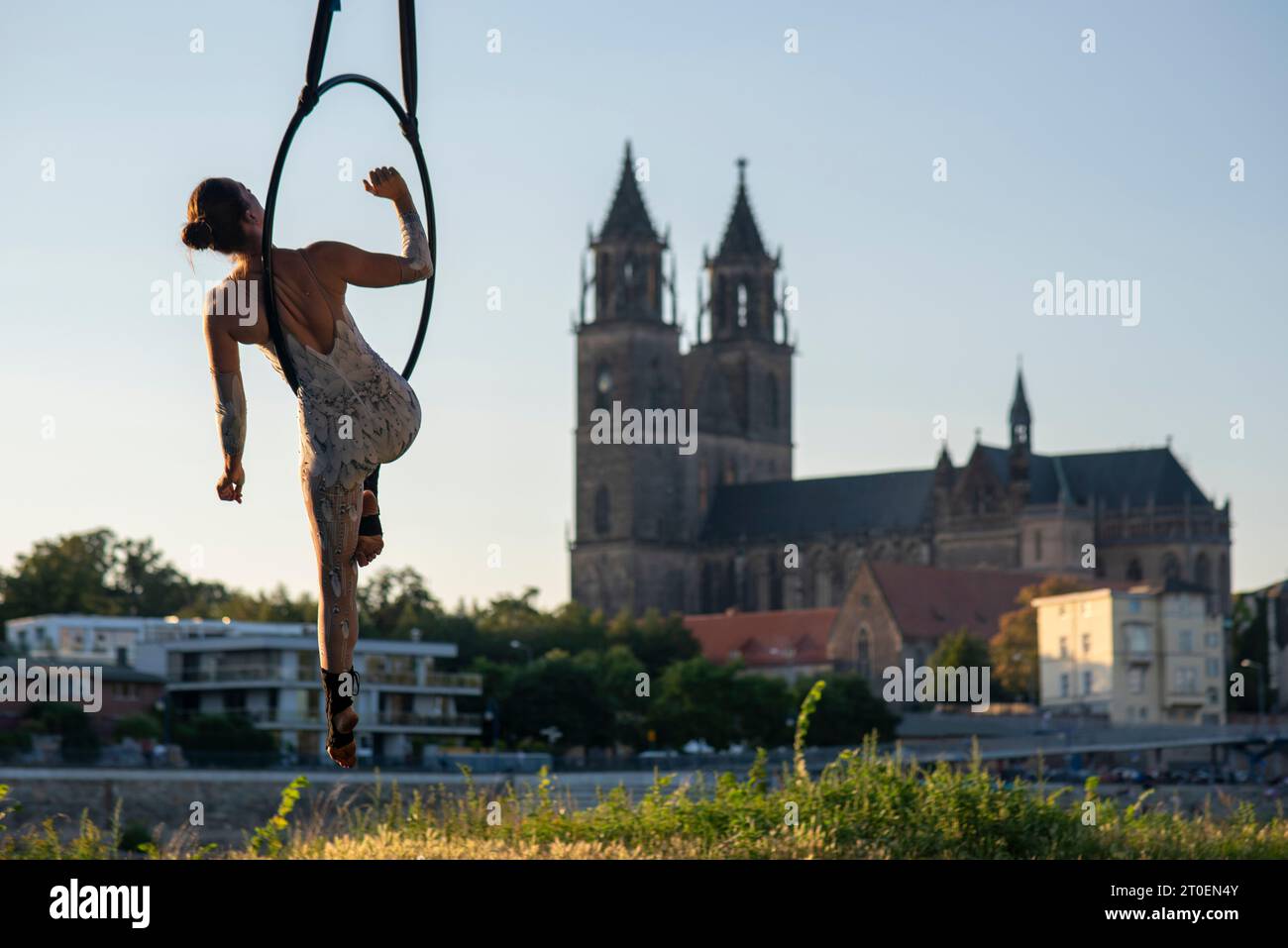 Artista in air hoop, dietro la cattedrale di Magdeburgo, Magdeburgo, Sassonia-Anhalt, Germania Foto Stock