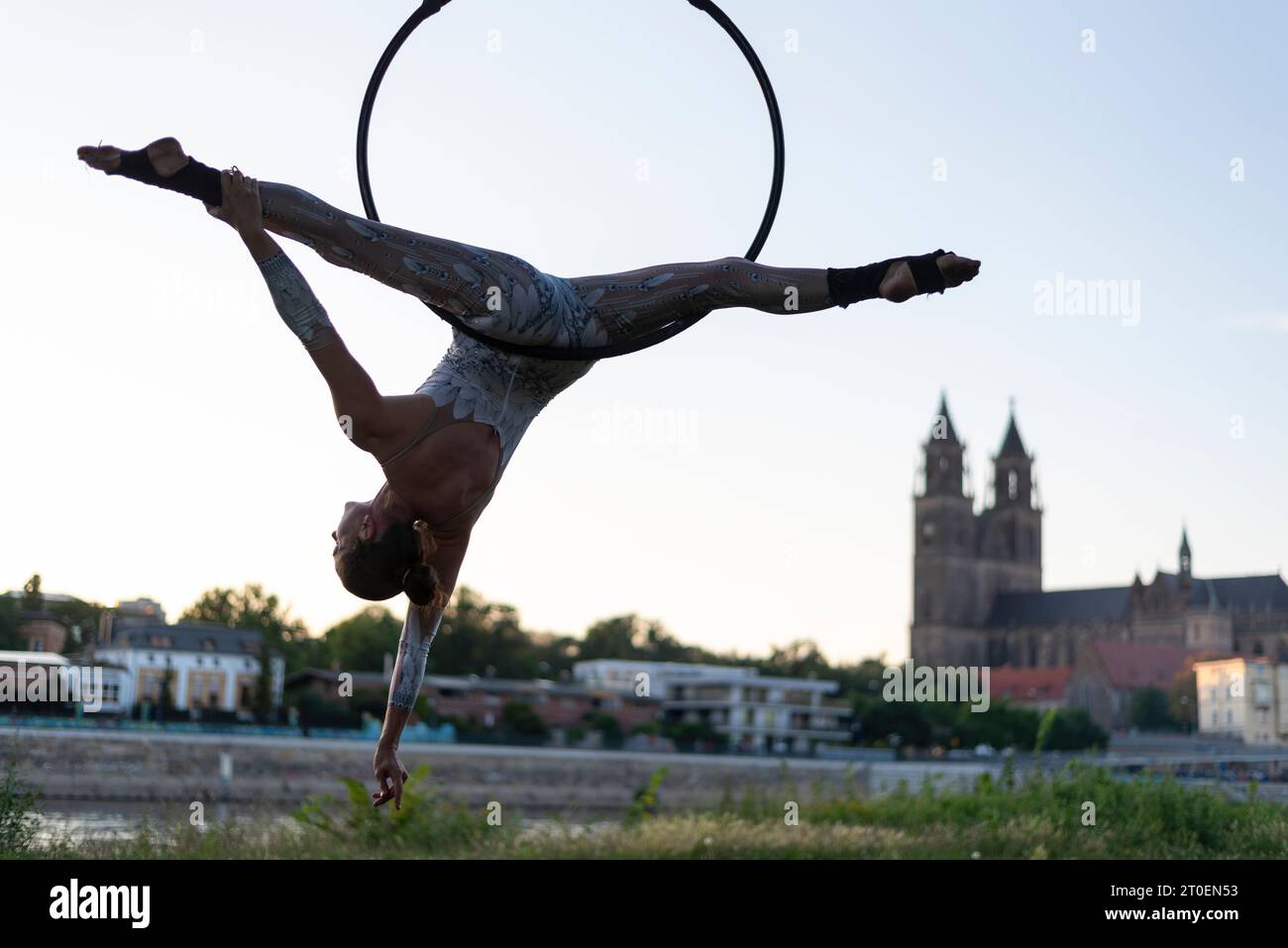 Artista in air hoop, dietro la cattedrale di Magdeburgo, Magdeburgo, Sassonia-Anhalt, Germania Foto Stock