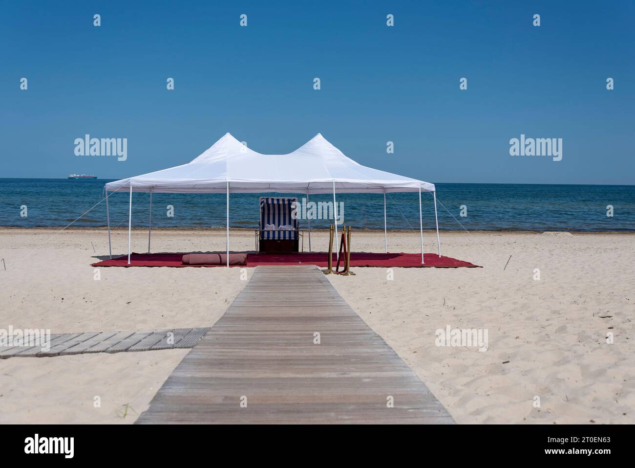 Tenda bianca sulla spiaggia, sotto il tappeto rosso e la sdraio, Sellin, Meclemburgo-Pomerania, Germania Foto Stock