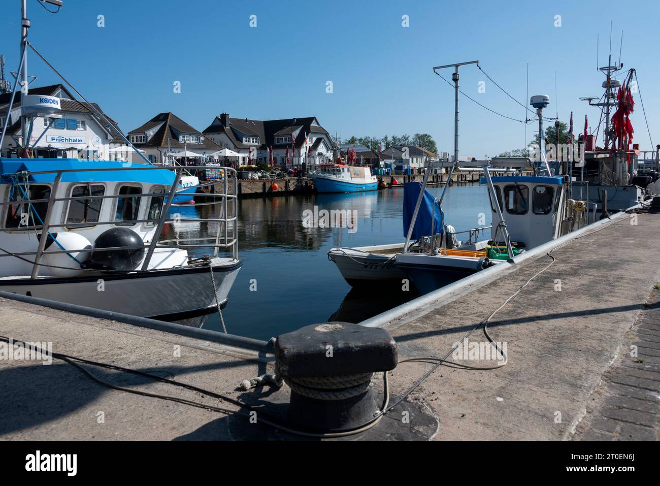 Barche da pesca nel porto di Vitte, isola Hiddensee, Meclemburgo-Pomerania occidentale, Germania Foto Stock
