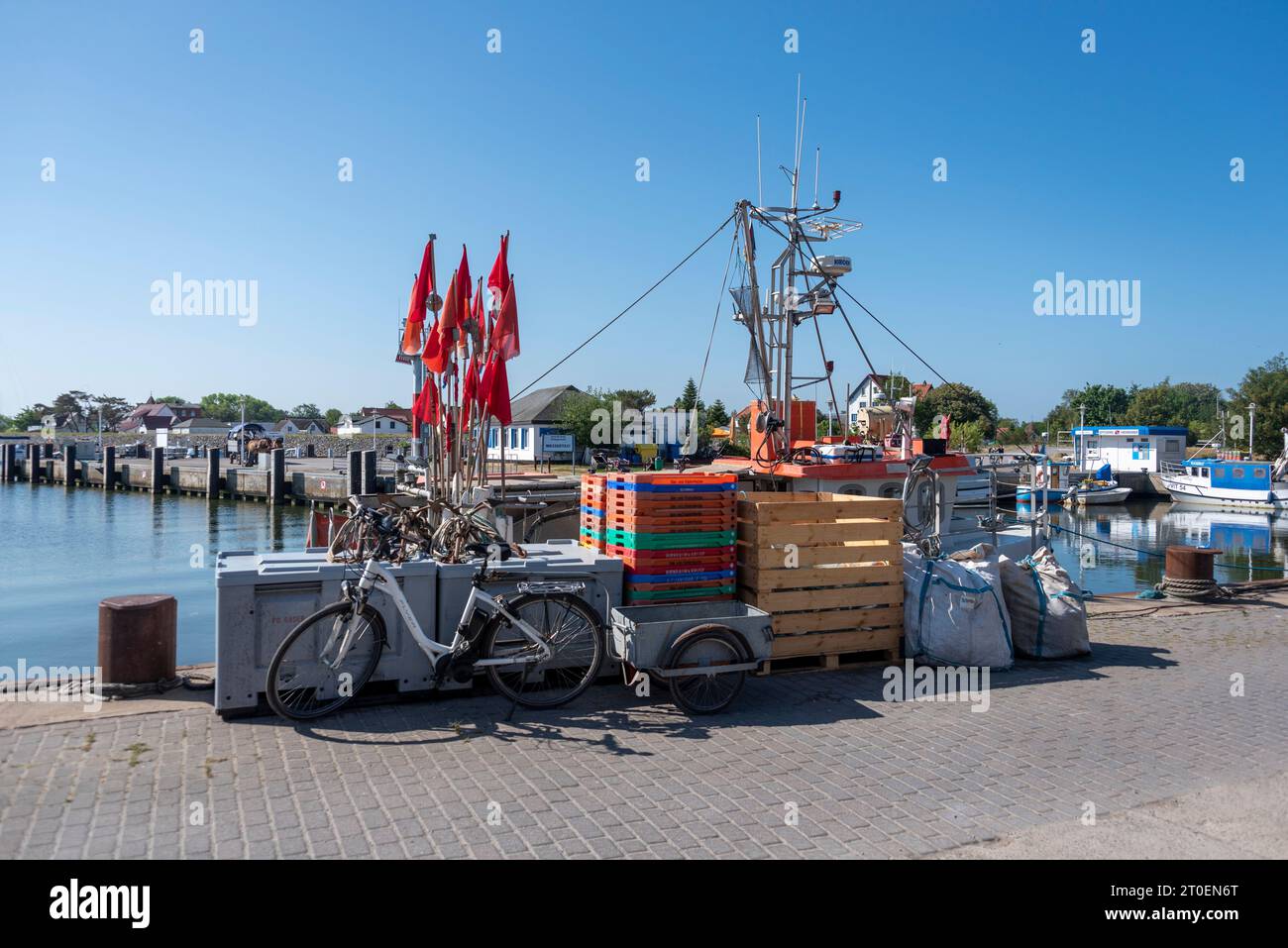 Rimorchio per biciclette, scatole di pesce, barche da pesca nel porto di Vitte, isola Hiddensee, Meclemburgo-Pomerania occidentale, Germania Foto Stock
