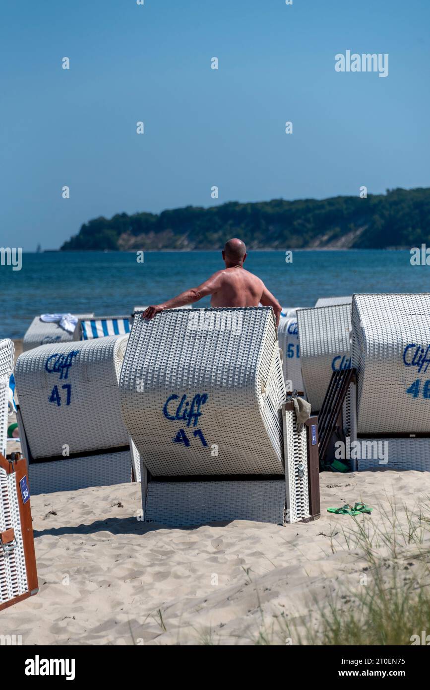 Uomo con sdraio sull'isola di Rügen, Sellin, Meclemburgo-Pomerania occidentale, Germania Foto Stock