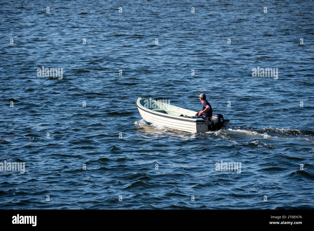 Uomo con barca, Bodden, isola di Hiddensee, Meclemburgo-Pomerania occidentale, Germania Foto Stock