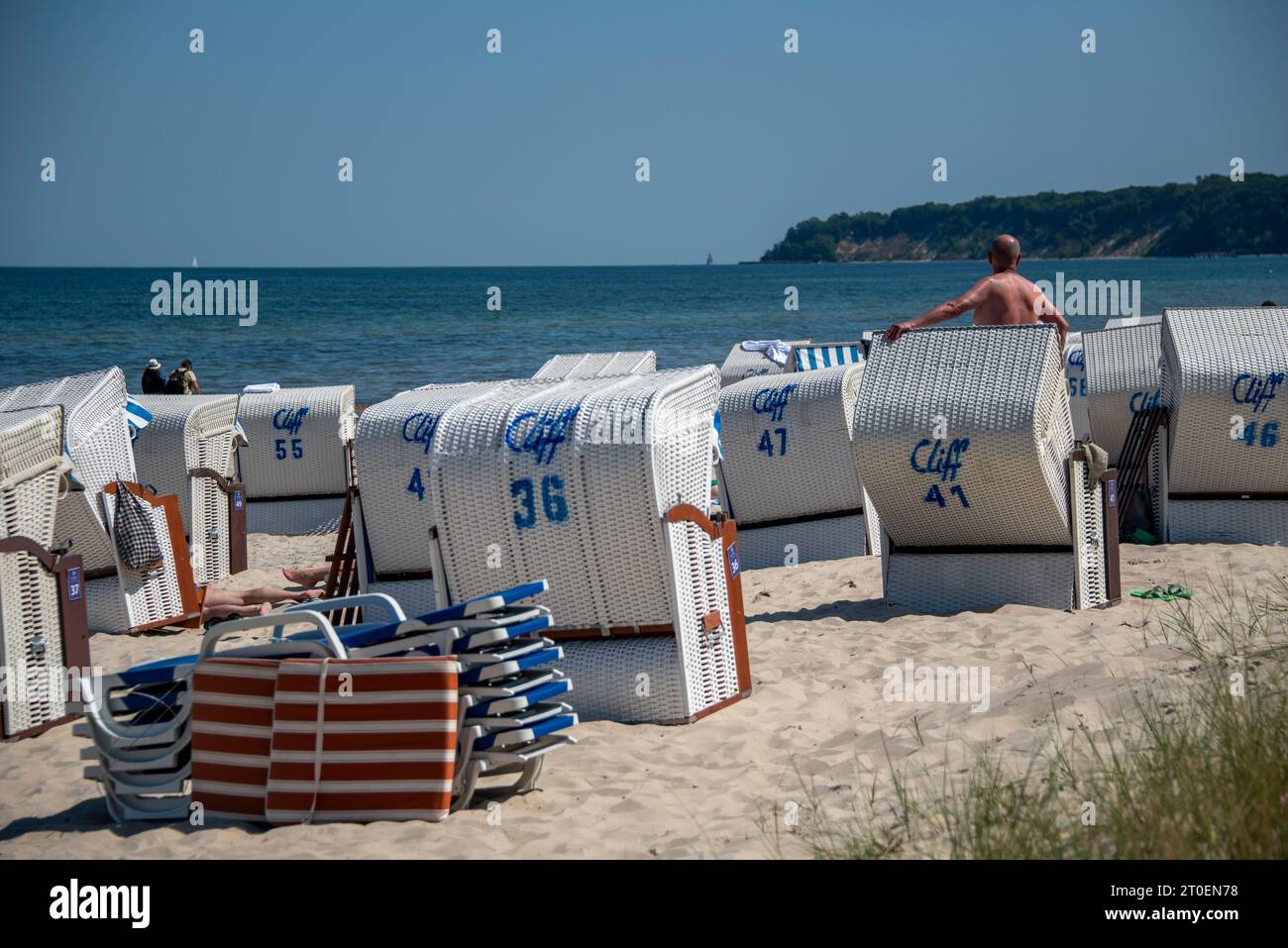 Uomo con sdraio sull'isola di Rügen, Sellin, Meclemburgo-Pomerania occidentale, Germania Foto Stock