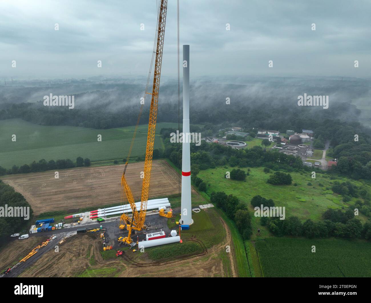 Dorsten, Renania settentrionale-Vestfalia, Germania - costruzione di una turbina eolica, la prima turbina eolica del parco eolico grosse Heide. Le lame del rotore, W Foto Stock