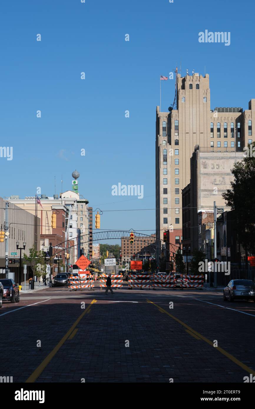 Centro di Flint, Michigan, con Saginaw Street parzialmente chiuso per lavori Foto Stock