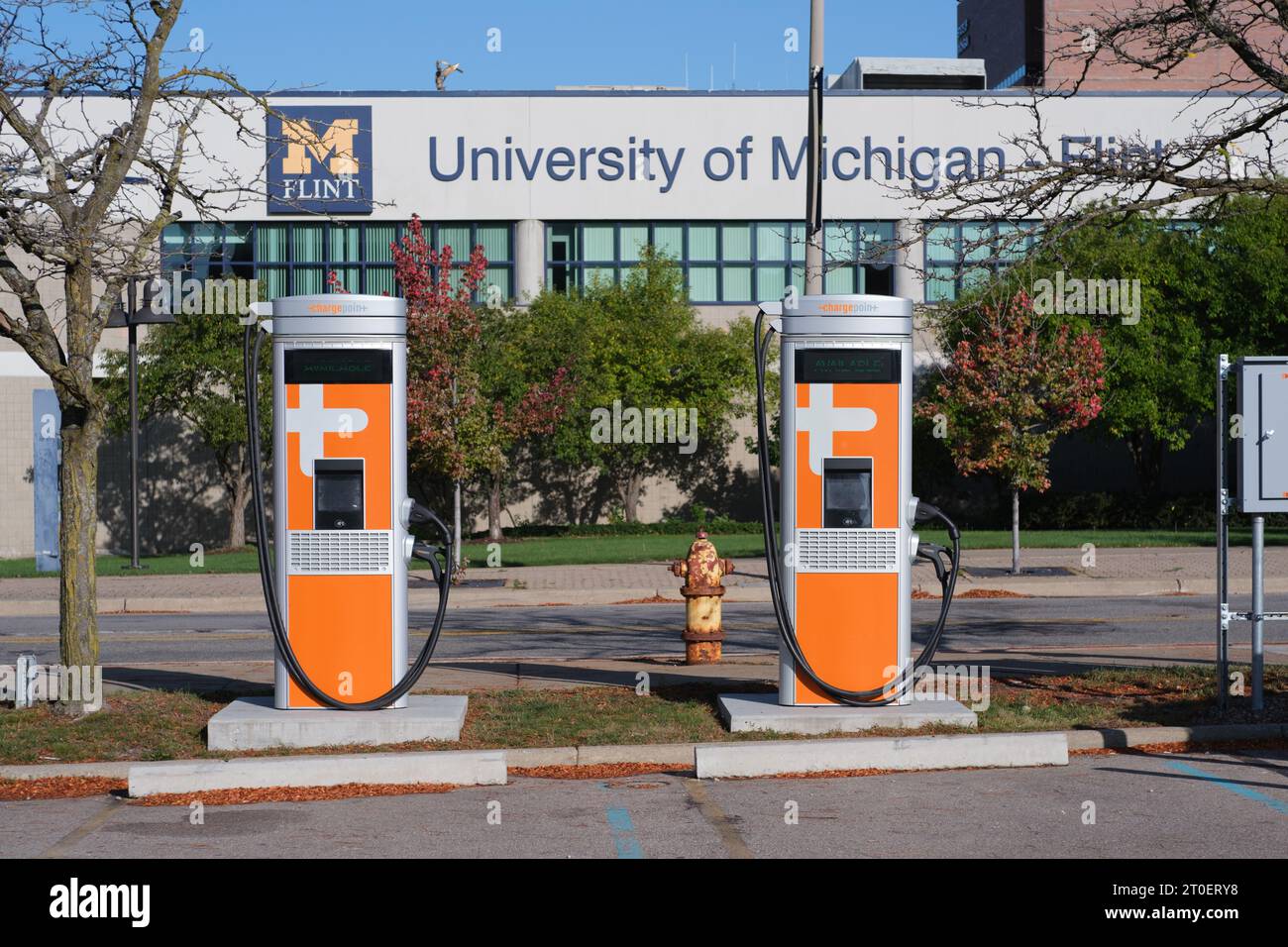 Caricabatterie per auto elettriche ChargePoint nel centro di Flint, Michigan, USA Foto Stock