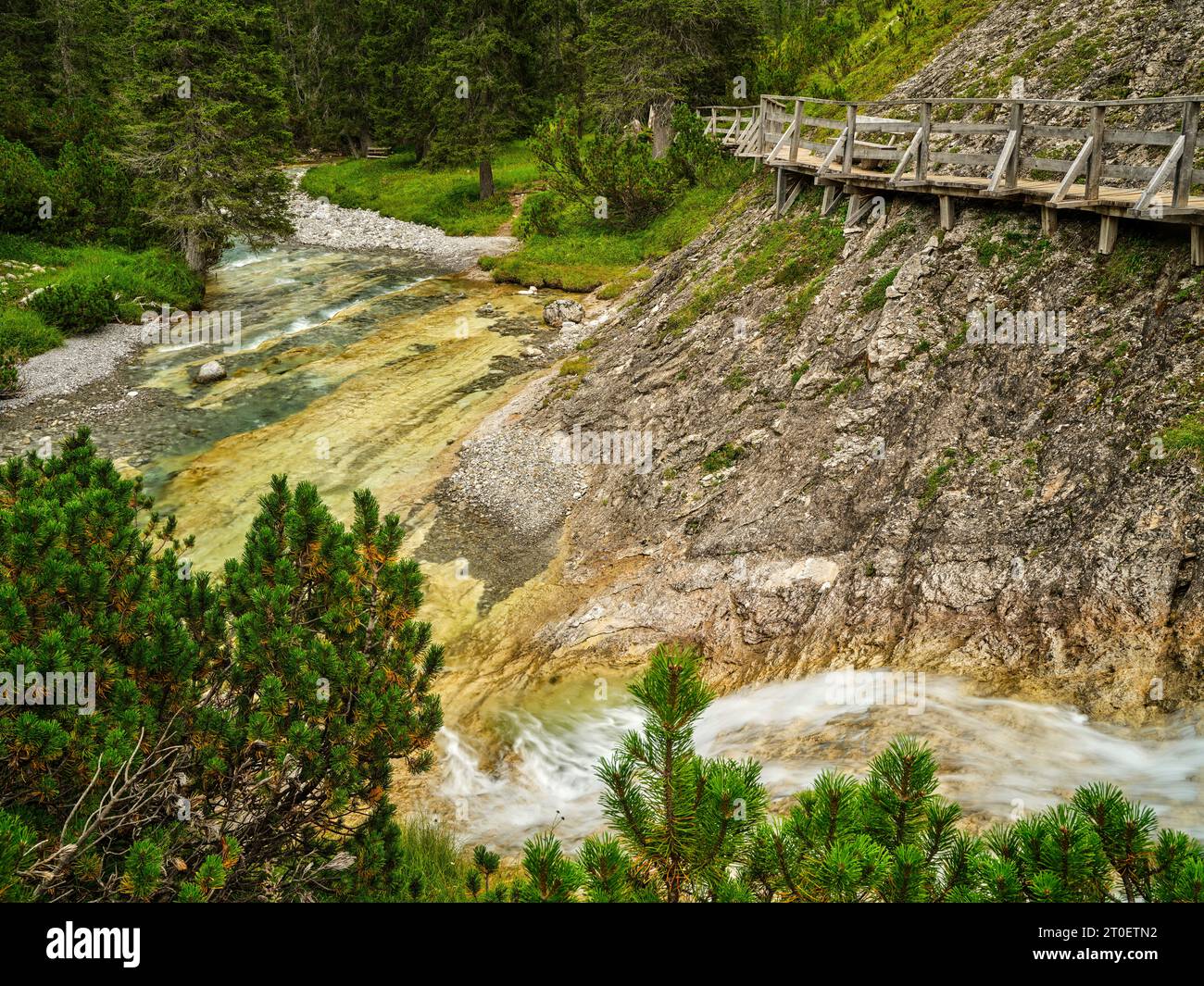 Sentiero escursionistico lungo il torrente Spullerbach sopra Lech Foto Stock