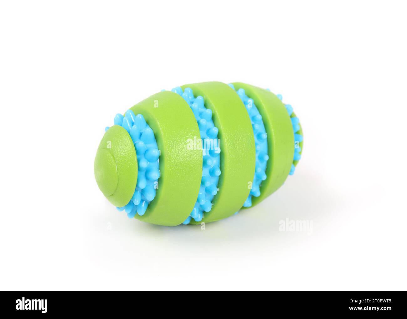 Giocattolo per masticare il cane forte a forma di sfera ovale. Giocattolo per cani in gomma isolato con rilievi testurizzati per massaggiare denti e gengive. Divertente giocattolo per cani resistente per lanciare e pla Foto Stock