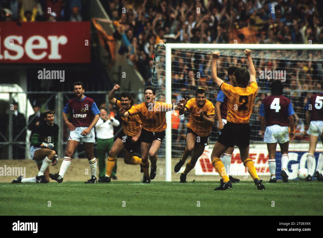 Sherpa Van Final a Wembley Burnley contro Wolverhampton Wanderers. Il calciatore dei lupi Andy Mutch celebra il suo obiettivo. Foto Stock