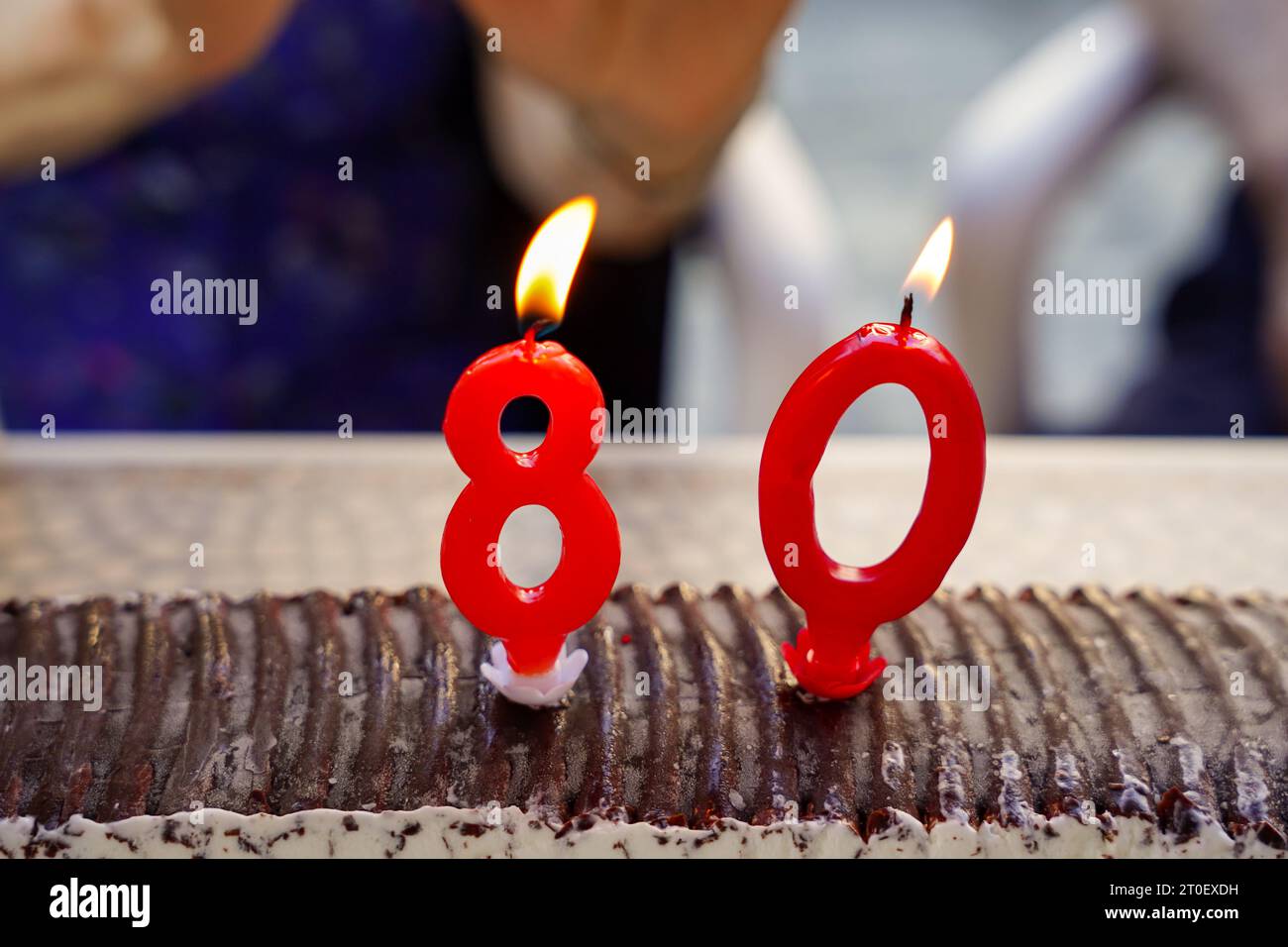 coppia anziana che festeggia il 80° compleanno insieme alle candele. 80 anni di vecchiaia Foto Stock