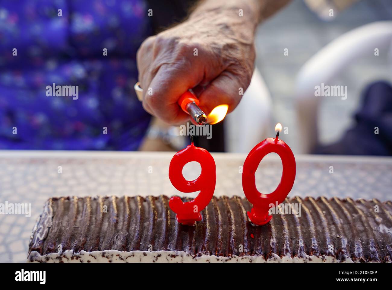 coppia anziana che festeggia il 90° compleanno insieme alle candele. 90 anni di vecchiaia Foto Stock