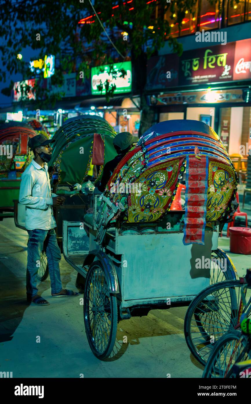 Risciò uno dei principali mezzi di trasporto nelle aree urbane del Bangladesh. Foto Stock