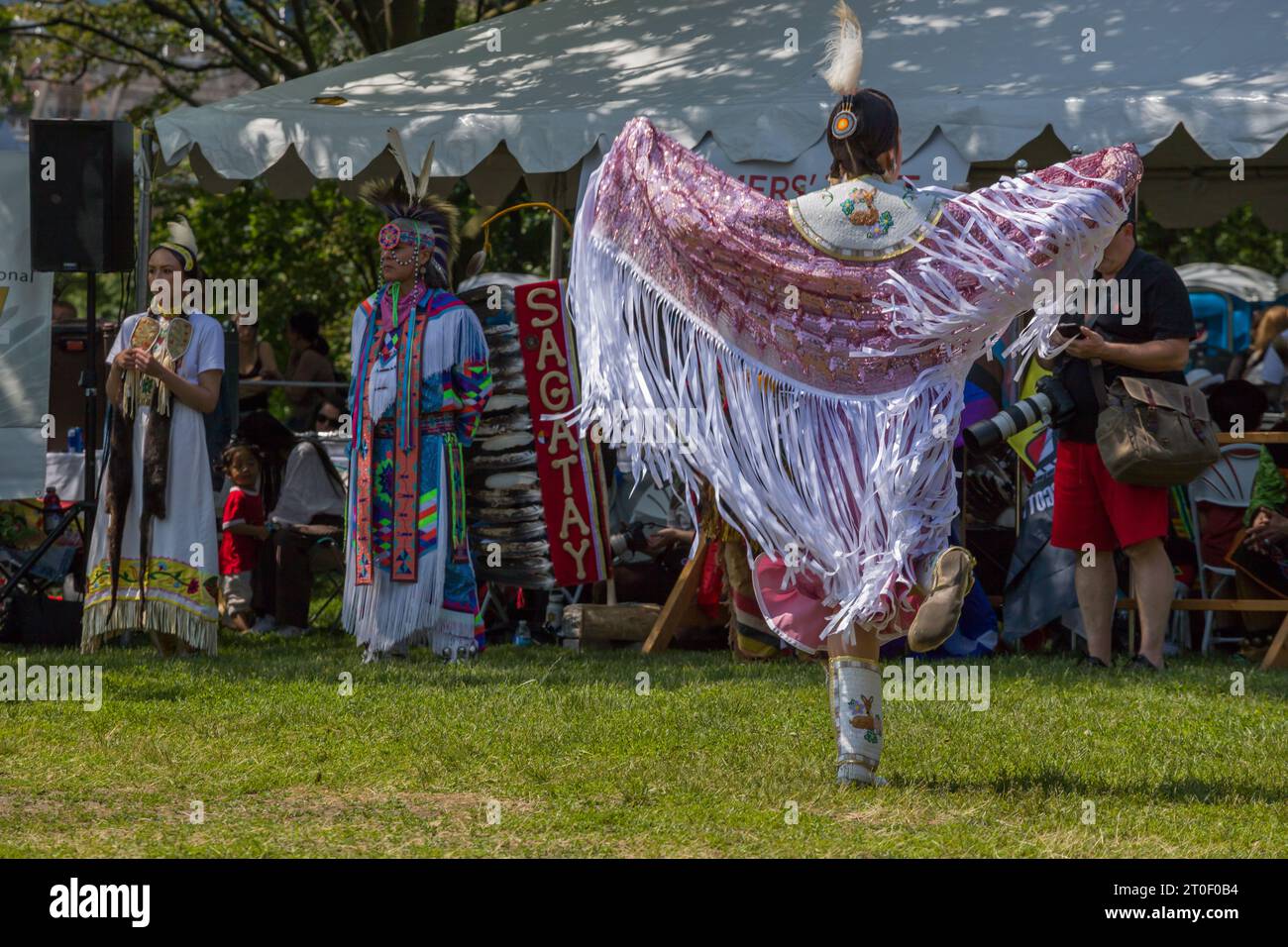 Pow Wow tradizionale in riconoscimento della giornata nazionale dei popoli indigeni del Canada. giornata di ballo, percussioni e spettacoli. Donna che danza Foto Stock