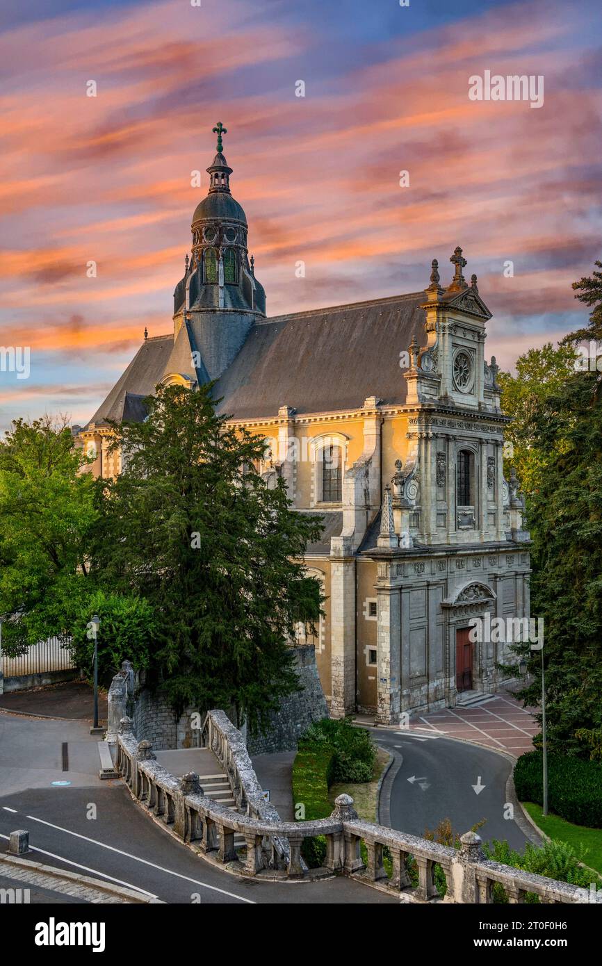 Vista da Place Victor Hugo alla chiesa di Saint-Vincent-de-Paul. Sky scambiato Foto Stock