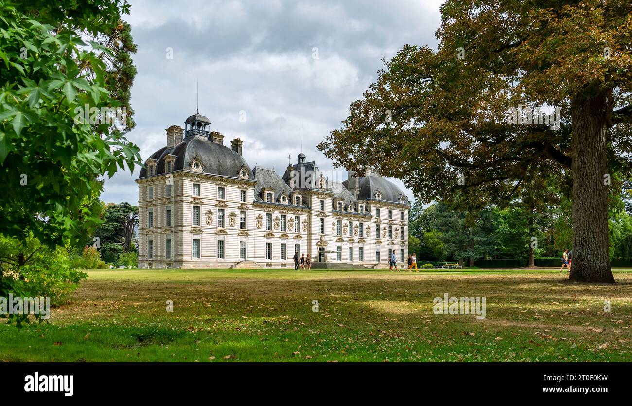 Il castello di Cheverny è un castello della Loira situato nel comune di Cheverny, pochi chilometri a sud della città di Blois. Il castello fu costruito per il conte Henri Hurault, tra il 1620 e il 1630 in stile barocco neoclassico ed è ancora abitato dai suoi discendenti, la famiglia Hurault de Vibraye. Foto Stock