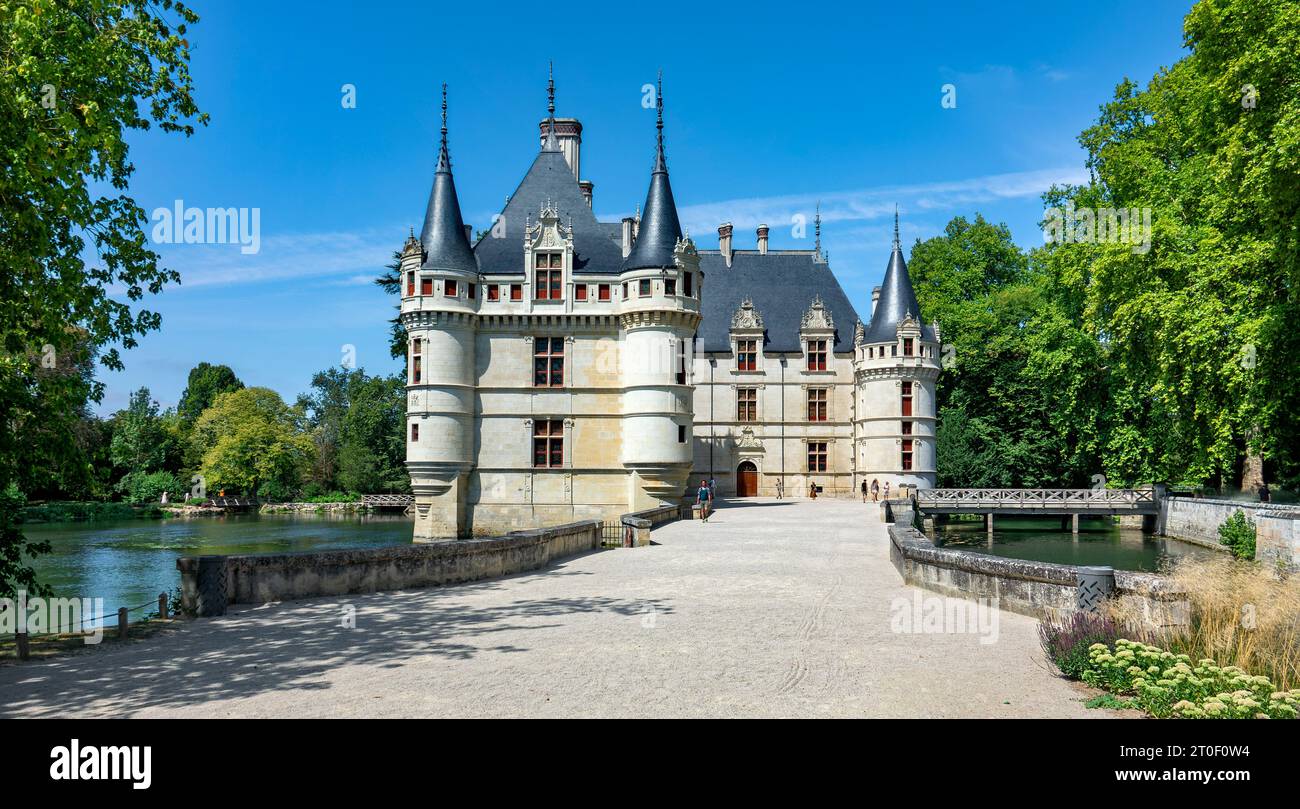 Il castello con fossato di Azay-le-Rideau si trova nel comune di Azay-le-Rideau, nella valle di Indre. L'edificio rinascimentale a due ali è uno dei castelli più famosi della regione della Loira. Foto Stock