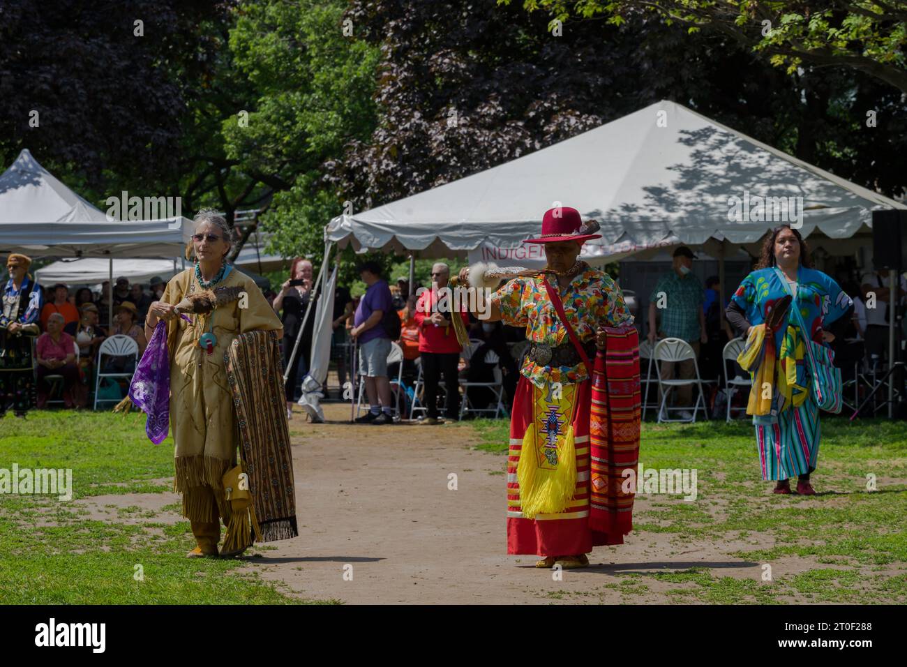 Pow Wow tradizionale in riconoscimento della giornata nazionale dei popoli indigeni del Canada. giornata di ballo, percussioni e spettacoli. Donna che danza Foto Stock