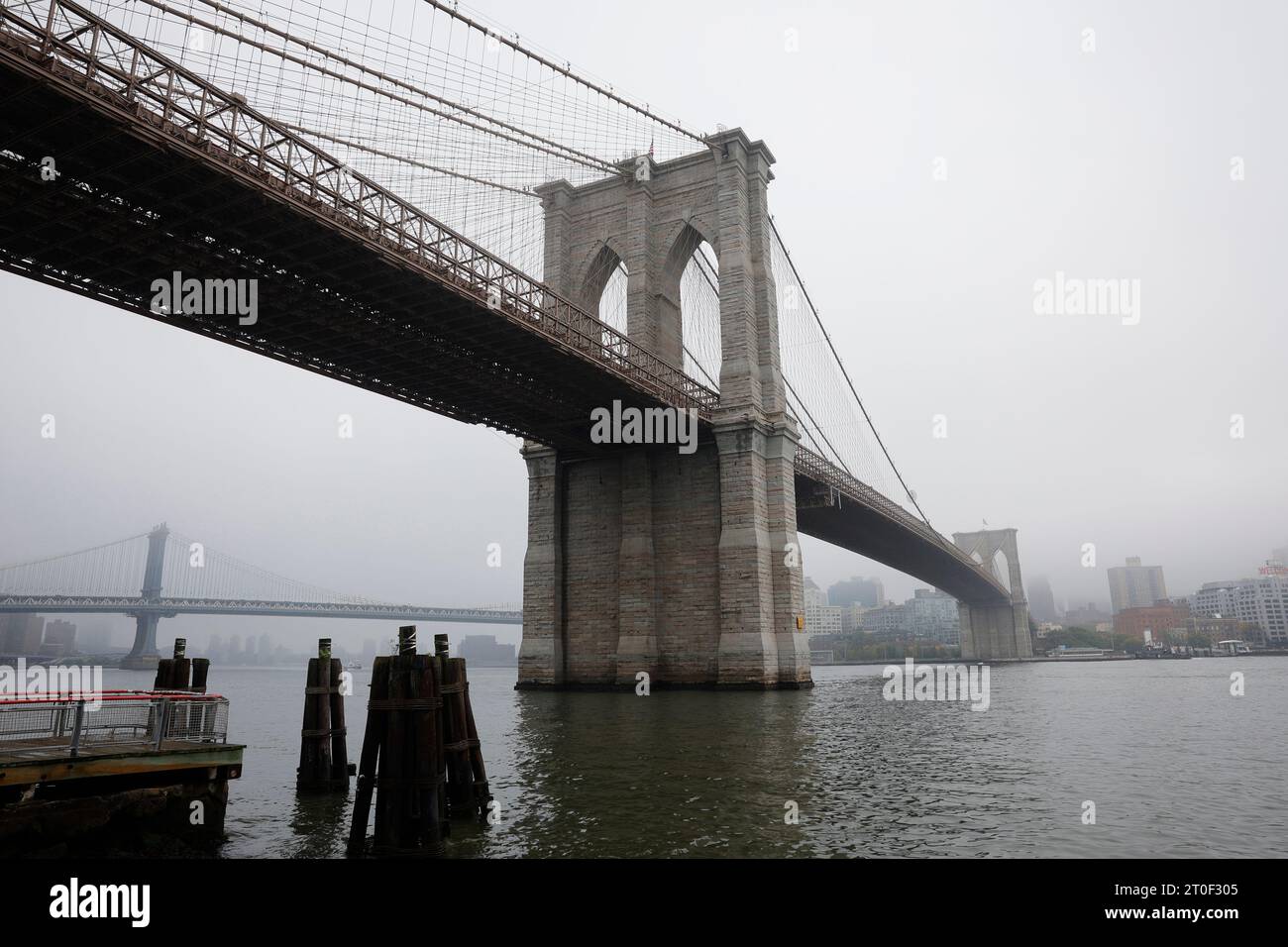 New York, Stati Uniti. 6 ottobre 2023. La pioggia leggera cade attraverso la nebbia al ponte di Brooklyn venerdì 6 ottobre 2023 a New York City. Foto di John Angelillo/UPI Credit: UPI/Alamy Live News Foto Stock