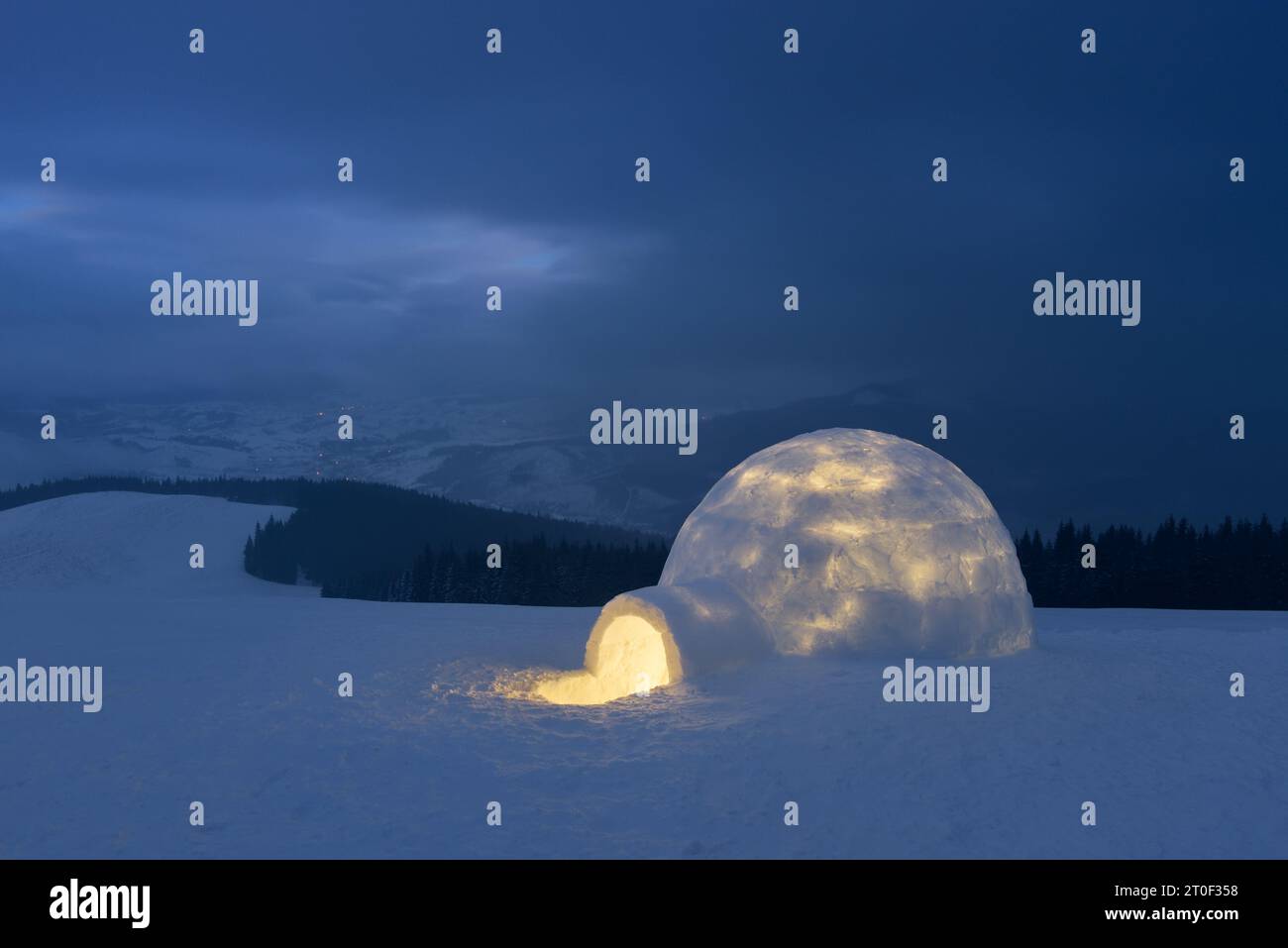 Paesaggio invernale con un Igloo innevato di notte Foto Stock