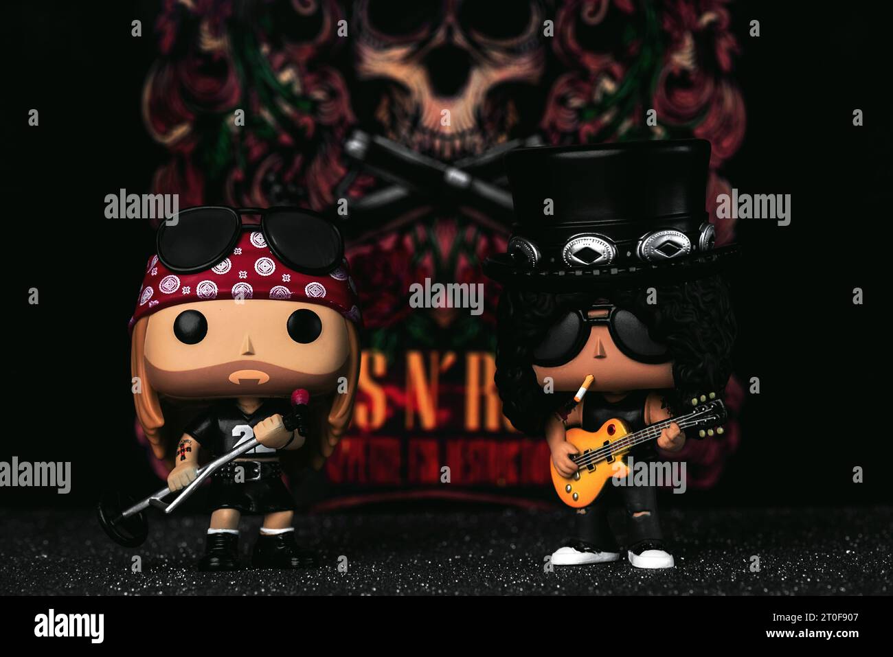 Funko POP in vinile figure di Axl Rose e Slash del gruppo hard rock statunitense Guns N' Roses davanti al poster dei Guns N' Roses. Editoriale illustrativo o Foto Stock