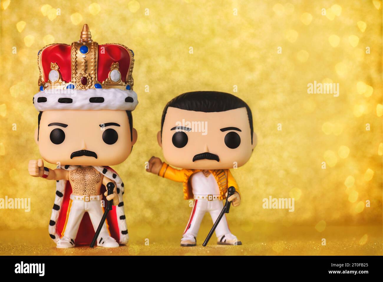 Funko POP in vinile figure di Freddie Mercury cantante del gruppo musicale britannico Queen su sfondo dorato. Editoriale illustrativo di Funko Pop AC Foto Stock