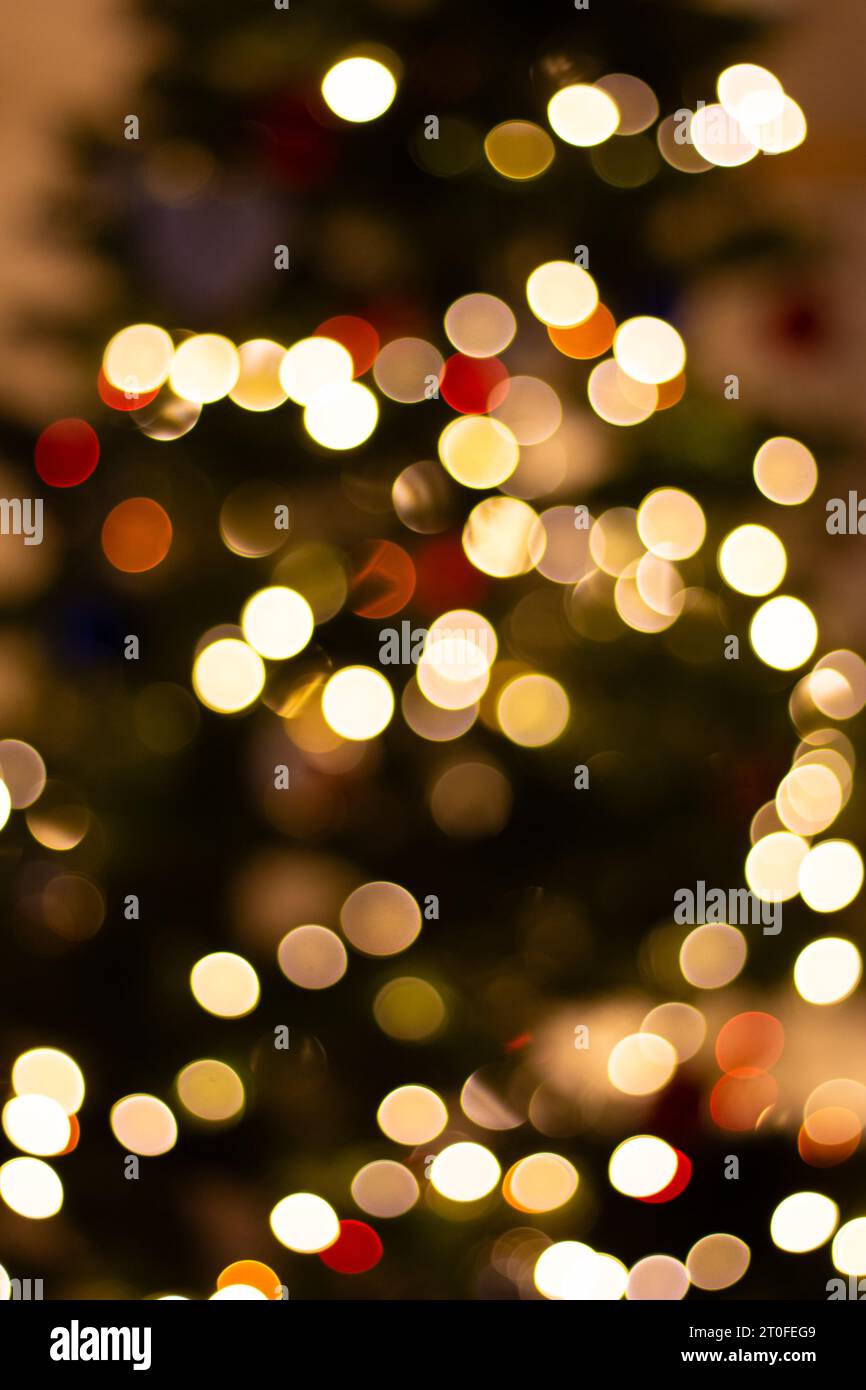 Luci di Natale dorate, senza concentrazione. Sfondo bokeh illuminato. Luci accese, sfocate. La magia delle vacanze invernali. Luci Golden stardust. Foto Stock