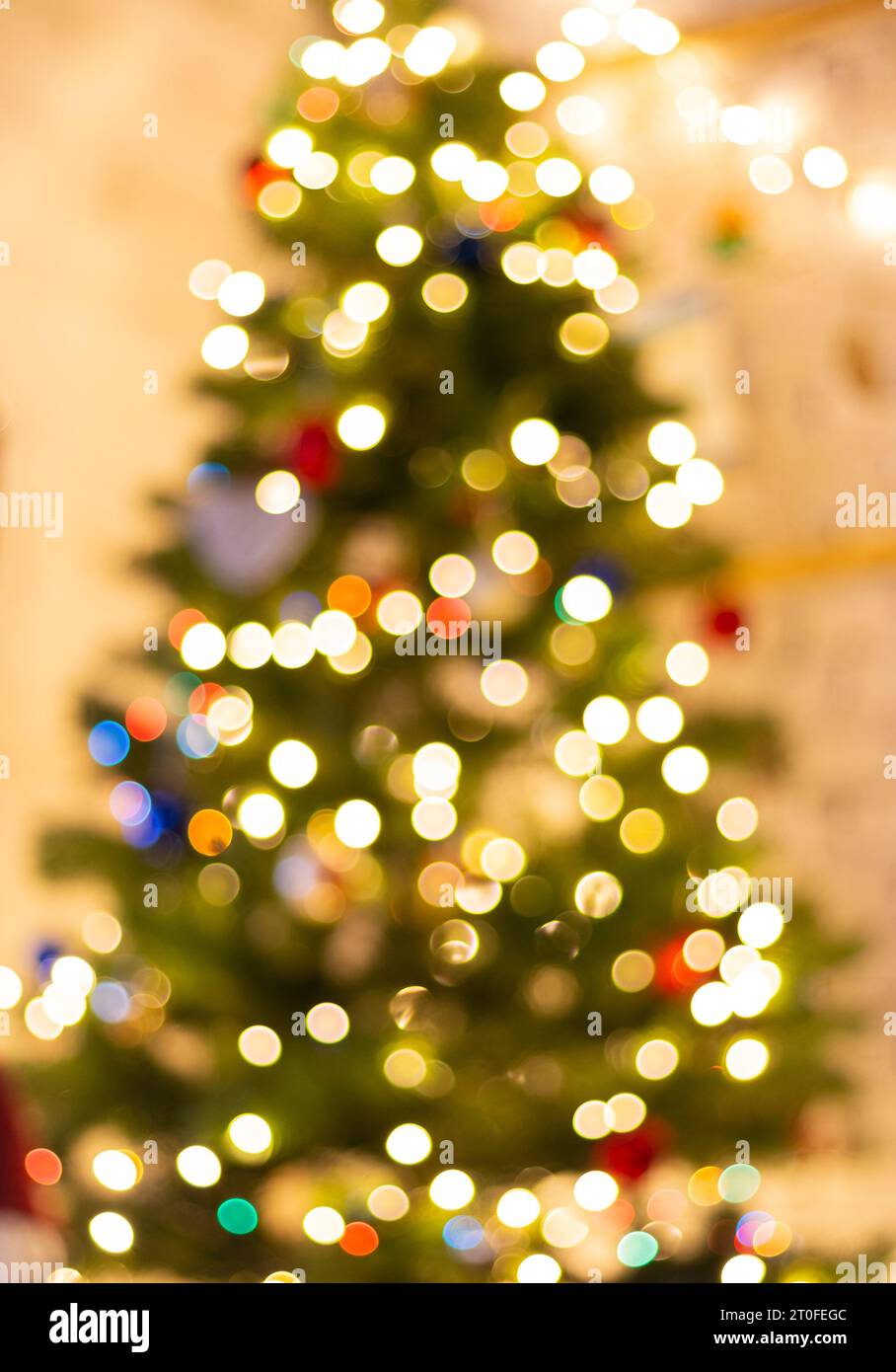 Luci di Natale dorate, senza concentrazione. Sfondo bokeh illuminato. Luci accese, sfocate. La magia delle vacanze invernali. Luci Golden stardust. Foto Stock