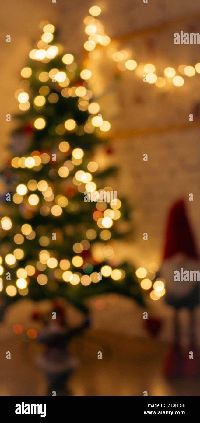 Luci di Natale dorate, senza concentrazione. Sfondo bokeh illuminato. Luci accese, sfocate. La magia delle vacanze invernali. Luci Golden stardust. Foto Stock