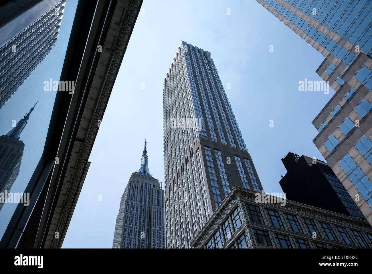 Vista della 42nd Street, una delle principali strade a crosstown nel quartiere di New York City a Manhattan, che ospita alcuni dei luoghi di interesse più famosi di New York Foto Stock