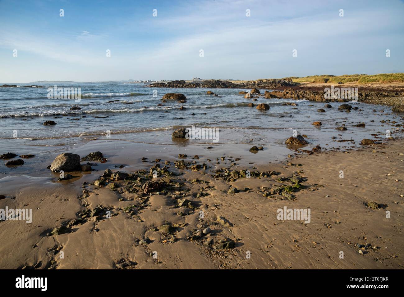 Splendida costa di spiagge sabbiose vicino a Rhosneigr sulla costa occidentale di Anglesey, Galles del Nord. Foto Stock