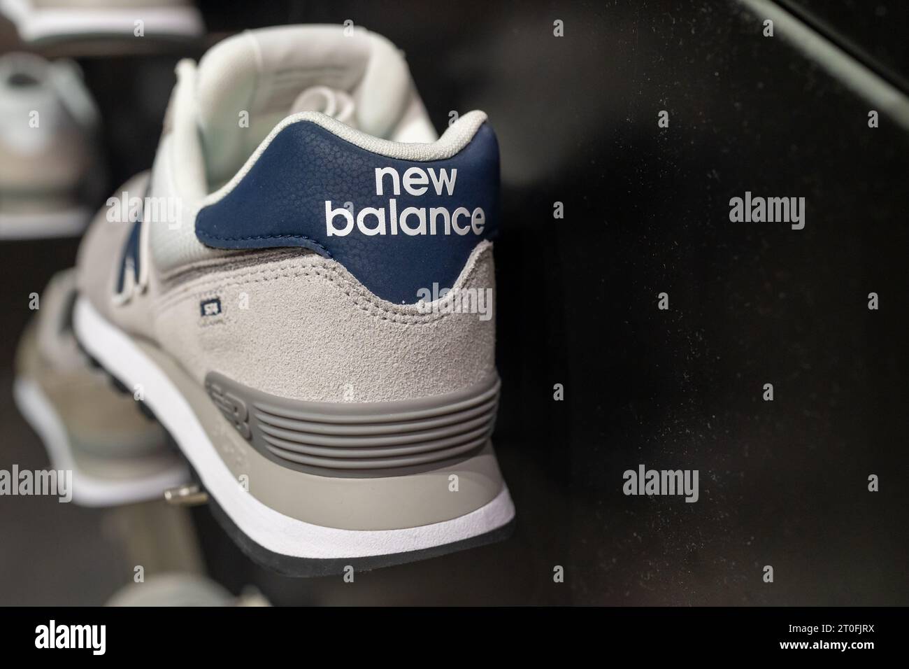 Logo New Balance sul retro delle sneaker. Minsk, Bielorussia, 3 ottobre 2023 Foto Stock