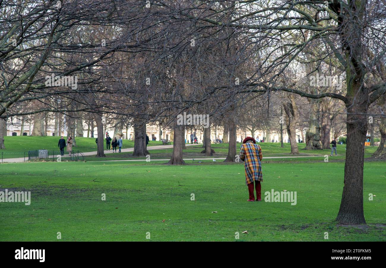 Gente che cammina nell'hyde Park. Persone attive all'aperto. Stile di vita sano Foto Stock