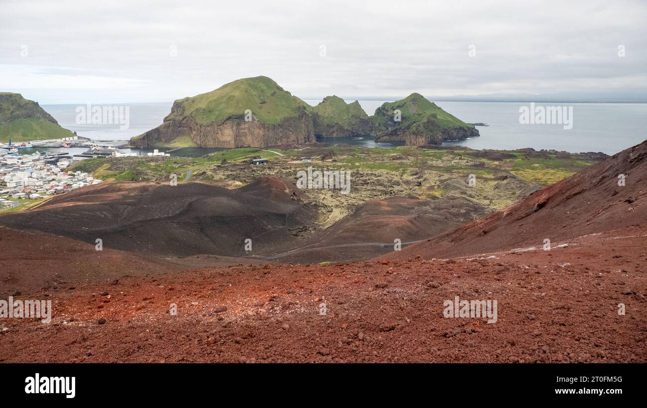 Guardando in basso su Heimaey dalla cima del vulcano Eldfell che si è formato nell'eruzione del 1973, su Vestmannaeyjar (Isole Westman), i Foto Stock