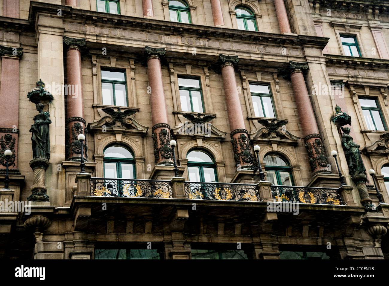 Colonne in marmo rosa e statue in gioiello sul Palais Equitable di Vienna, Austria. Foto Stock