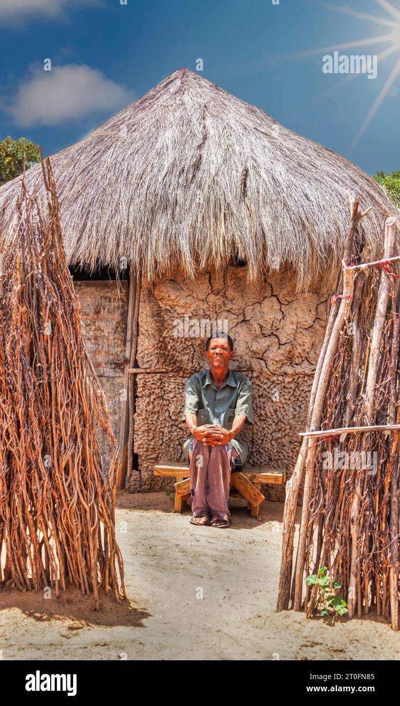 San People o Boscimani, di fronte alla sua casa, sono i membri delle culture indigene di cacciatori e raccoglitori dell'Africa meridionale, e il più antico survi Foto Stock