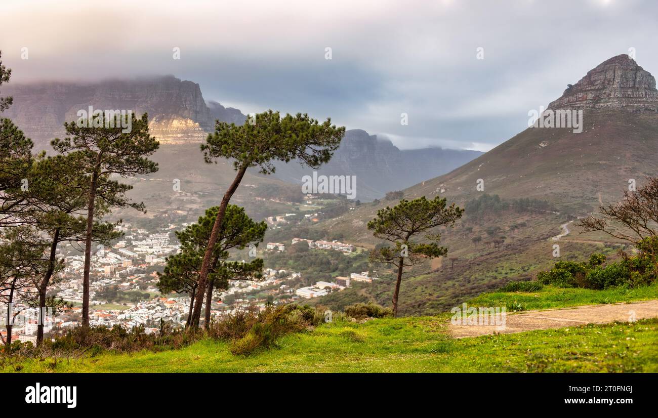 sobborgo di città del capo nel sud africa, vista dalla montagna di tavola, la catena montuosa della testa del leone Foto Stock