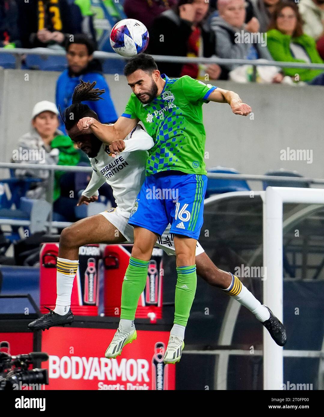 Seattle Sounders midfielder Alex Roldan and LA Galaxy forward Raheem Edwards go up for the ball during the second half of an MLS soccer match Wednesday, Oct. 4, 2023, in Seattle. The Sounders won 2-1. (AP Photo/Lindsey Wasson) Foto Stock