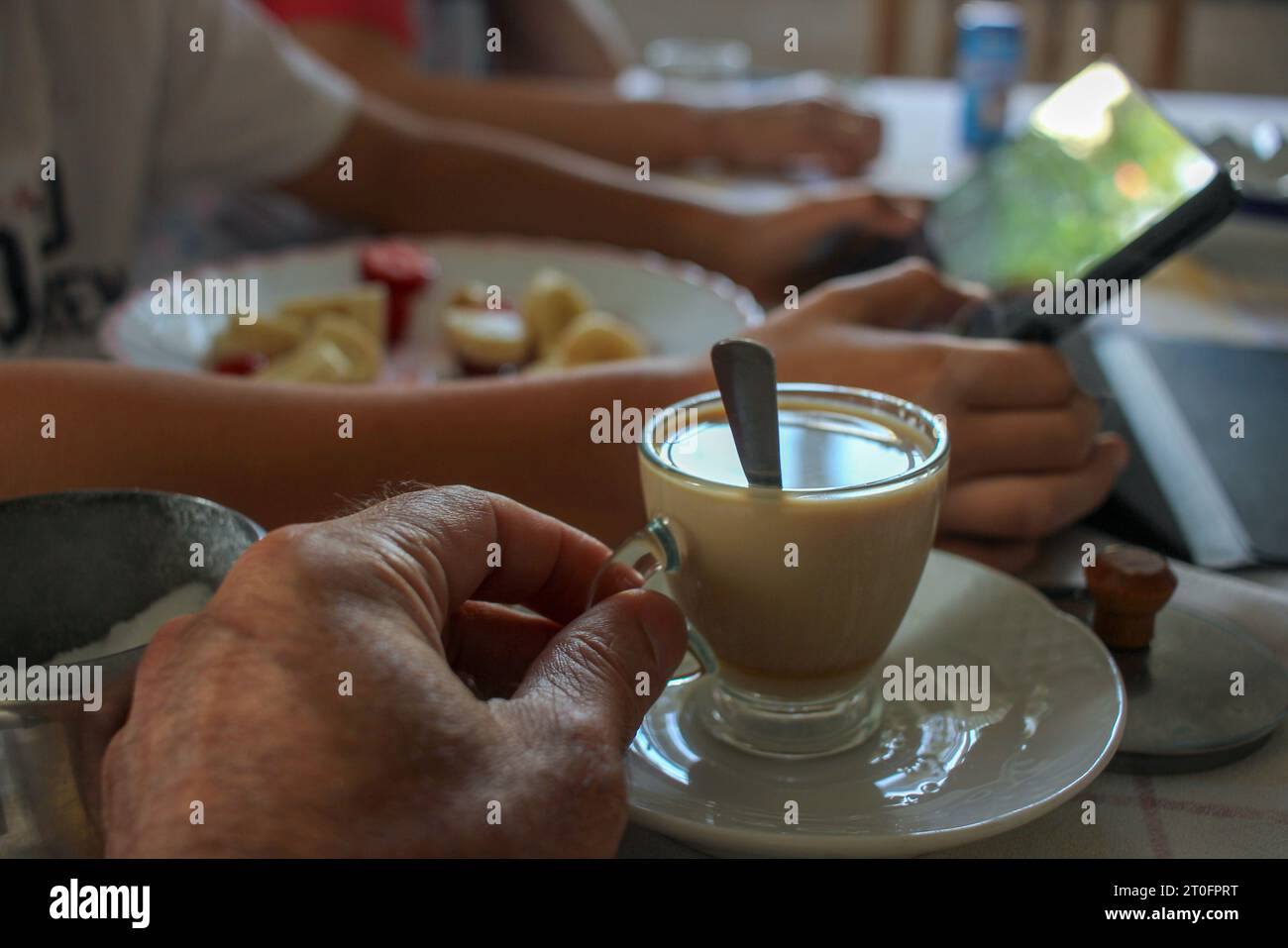 abbiamo preso un caffè con mia madre e mio figlio e un tablet per guardare alcuni video Foto Stock